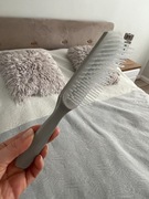 Szara szczotka do włosów grzenień 