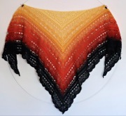 Chusta Lymantria wykonana na szydełku.