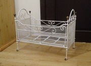 Przedwojenne łóżko dla lalek metalowe białe ozdobne do ekspozycji