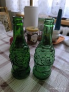 Puste butelki budda zielone, różne odcienie zieleni