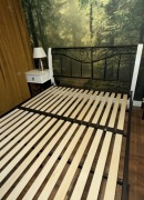 Łóżko metalowe czarne z białym drewnem 160x200