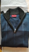męski sweter marki Pierre Cardin wyróżnia się niebiesko-czarną kolo