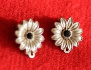 Bardzo delikatne klipsy - stokrotki z czarnym oczkiem.