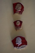 Odznaki z W. Leninem na tle czerwonego sztandaru  z lat 70 - 80 tych.ZSRR