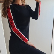 elegancki damski sweterek sweter czarny z czerwonymi lampasami Guess 38/M