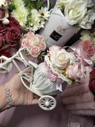 Rower z różanym koszem - kompozycja kwiatowa