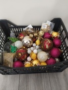 Zestaw bombek i ozdób choinkowych.