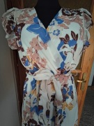 Sukienka biała kwiaty falbanki kopertowa