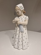 Mary Dziewczynka z trzymająca swoją lalkę figurka Binga i Grondahla nr 1721