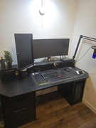 Duże czarne biurko komputerowe