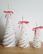 Zestaw 3 szt Białych choinek z papieru - czerwone ozdoby wiklina