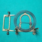 System mocowania mechanizmu zegara Kienzle ze śrubami