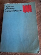książka z 1977r "wybrane problemy międzynarodowe" stan db