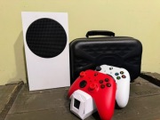 Xbox Series S + 2 pady, stacja ładowania i walizka