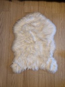 Puszysty dywanik ze sztuczej skóry