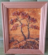 Bursztynowy obrazek w drewnianej oprawie