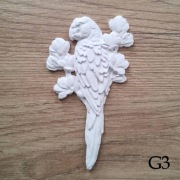 Papuga na gałęzi w kwiatach pełna detali kolorowanka antystresowa z gipsu 