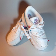 Nike Air Force 1 dziecięce, białe z kolorowym Swoosh, r. 26