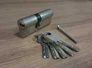 Wkładka do zamka O.K.DOORS 35/45 + 5 kluczy + śruba – sprawna