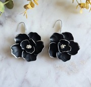 Duże czarno-srebrne kwiatowe kolczyki z gliny polimerowej