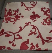 poduszka ozdobna, beżowa z bordowymi dekoracjami