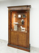 Zabytkowa podświetlana witryna art deco. Po renowacji. 