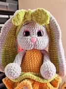 Króliczek w sukience wykonany na szydełku. 