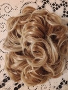 Przypinka ze sztucznych włosów 