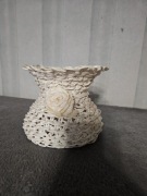 Ozdobny koszyk z lakierowanego kordonka 