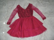 Bordowa sukienka rozkloszowana z długimi transparentnymi rękawami S/M