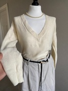 Śmietankowy sweter damski dzianinowy v neck klasyczny krój jasny beż