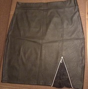 Spódniczka z ekoskóry z rozporkiem z koronka i ozdobnym zamkiem zamkiem 