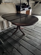 Okrągły stół rozkładany z litego drewna na stopie PRL