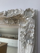 Masywne lustro w ozdobnej ramie 