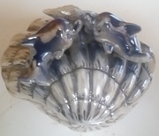 PORCELANOWA MUSZLA DELFINAMI