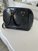 Czarna lakierowana torba