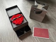 Walentynki Dzień Kobiet prezent wieczna róża w pudełku z naszyjnikiem