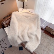 Top z miękkiego polaru z norek.