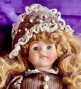 Porcelanowa lalka kolekcjonerska