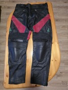 Spodnie Skórzane Rozmiar 58 (3 XL. ) W środku ochraniacze na kolana.