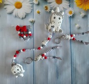 Zestaw zawieszka do smoczka+gryzak+przypinka+2x brelok 