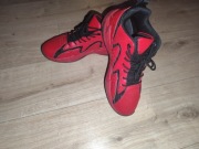 Czerwono-czarne buty sportowe / sneakersy – wygodne i stylowe