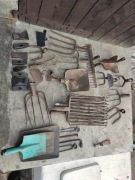 Narzędzia ogrodnicze gable grabie haczka widły 