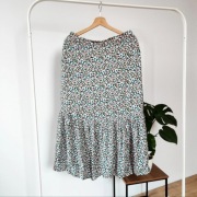 Spodniczka 40 L za kolano wiskoza M&S kwiaty floral kwiatki z falbanka kies