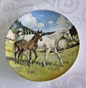 Talerz ozdobny kolekcjonerski sygnowany SPODE 1988 r KONIE