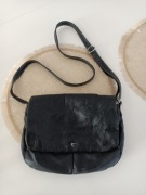 Czarna torebka listonoszka Tula