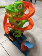Hot Wheels Zakręcony tor Remiza T-rexa