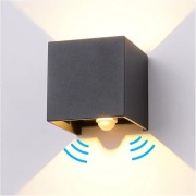 Lampa ścienna LED  12W IP65 z czujnikiem ruchu 