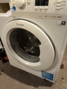 Okno drzwiczki pralki Indesit 