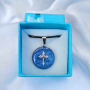 Niebieski naszyjnik z krzyżem z żywicy ręcznie wykonany
